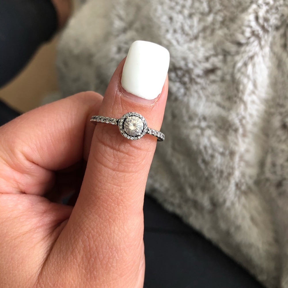 Sparkly simple statement ring - Picture 3 of 3